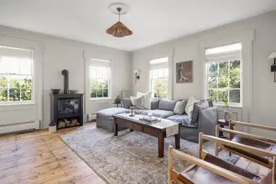 Image de Renovated Stylish Farmhouse with Pond and Fire Pit Near Hudson