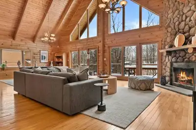 Image de Large Log Cabin in Town and Close to Hunter