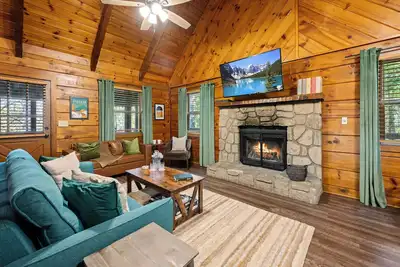 Image de Star Wars Smoky Mountain Cabin! Hot tub, Fire pit, Arcade, Private location!