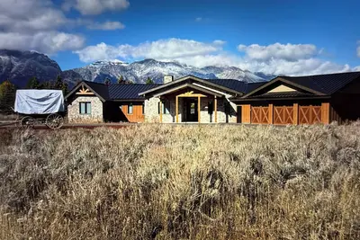 Image de This magnificent location and spectacular home is one you will never forget.