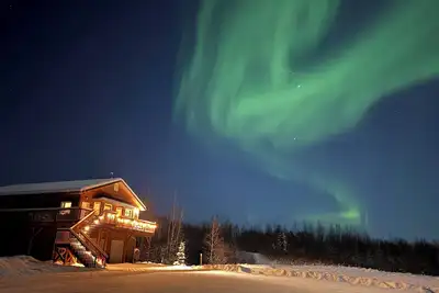 Image de Modern 4-bed home, 10 min from town. Deck with Aurora and mountain views, pond, updated kitchen, master suite with jet tub, radiant floors, fast Wi-Fi. Open concept living and dining. Beautifully renovated inside—cozy, private, and peaceful.