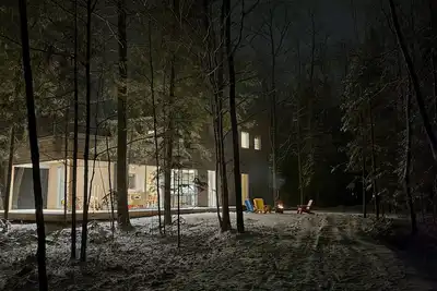 Image de Chalet architectural en forêt à 75 minutes de Montréal.