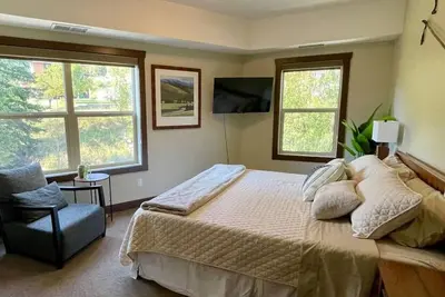 Image de 3 Bed Condo w/ Bbq, Fireplace & Heated Parking!