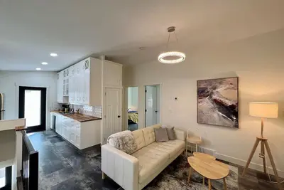 Image de 2 Bdrm Coach House Near Hospital