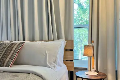 Image de Bright 2 Bdrm Upper Suite in Historic Home!