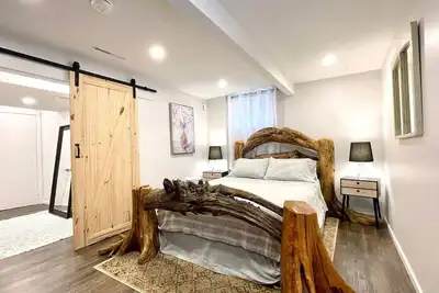 Image de Clean and Bright 2 Bedroom Lower Suite!