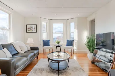 Image de Historical Eastern Prom 2br - Walkable location, private deck with water views