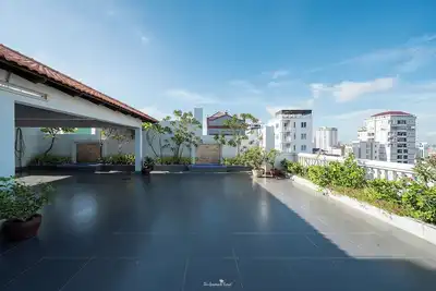 Image de Cozy 2br Condo with Hardwood Floors & Rooftop Sunset View in Charming Phnom Penh