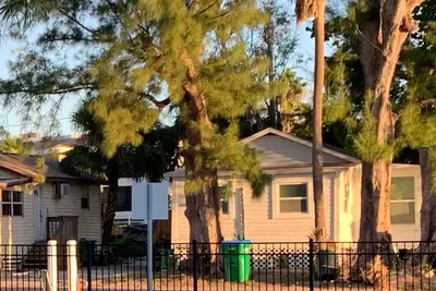 Image de Cottage in the Shade, 3 min walk to beach, restaurants, and pickleball crt.