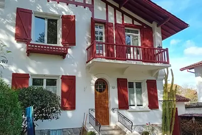Image de Maison de ville mitoyenne avec son propre jardin et piscine