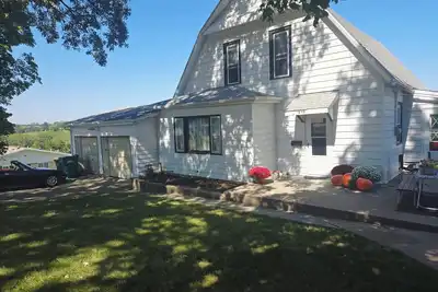 Image de Grandma's Roost is located next to two  parks and the beautiful downtown.