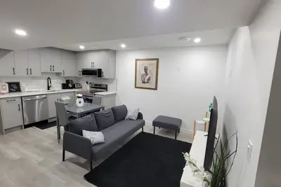 Image de 2-Bedroom Basement in Mahogany -  separate entry. Close to the highway & stores