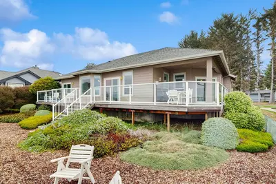 Image de Oceanfront home with outdoor dining, Wifi, fireplace, gas grill, washer & dryer