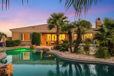 Image de Maravilla 4br expansive backyard Pool Spa & Speakeasy