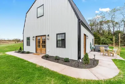 Image de New & Modern Barn House 1 Br + Big Loft w/ Queen Sleeper Sofa on 3 serene acres