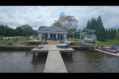 Image de Luxurious Lakefront Retreat –  Sleeps 11