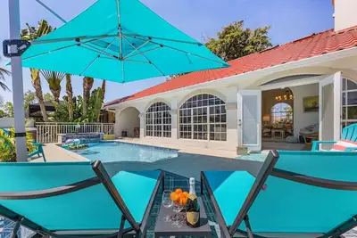 Image de Sophisticated 3 Br waterfront Villa with heated pool, hot tub, kayaks, dock and tiki hut