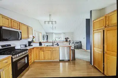 Image de Spacious Home with Indoor a jetted bathtub.