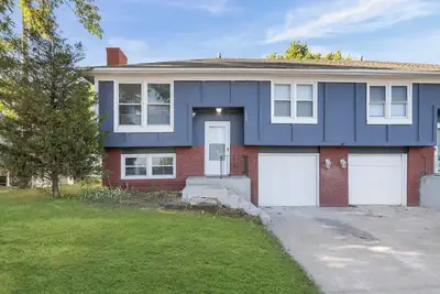 Image de 3-bedroom Duplex in delightful Olathe Ks with Ac 1 King 1 Queen 1 Full, 1 Crib