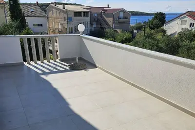 Image de Appartement d'une chambre avec la terrasse et la vue sur le mer Barbat, Rab (A-24932-a)