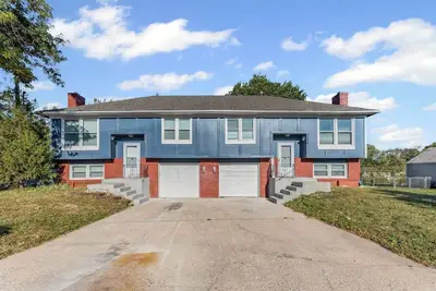 Image de Comfortable, private unit in a quiet Olathe neighborhood with easy access to shops, restaurants, and highways.