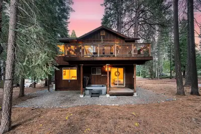 Image de Cozy Tahoe Retreat w/ Hot Tub, Movie Room & Forest Views | 10th ave 2