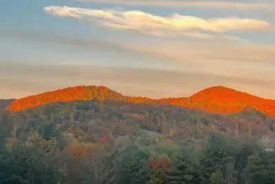 Image de Two Cozy Designer Tiny Homes Private Compound Mountain Views Near Lake Glenville