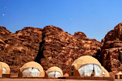 Image de Oasis du désert dans le village de Wadi Rum - Chambre Lodge confortable