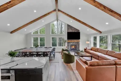 Image de Modern Spacious Chalet | Hot Tub | Firepit | Games