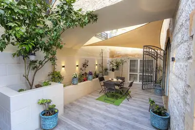 Image de Elegant 2br Family Oasis with Lush Private Garden