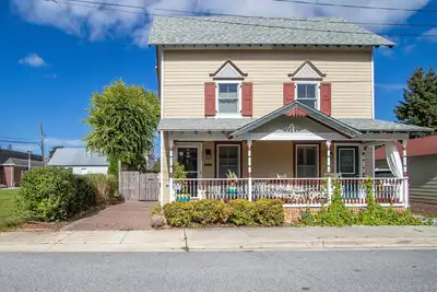 Image de **New Listing for 2025** Classic Downtown Historic Lewes Home two blocks to Second Street and only 4minutes to the Beach