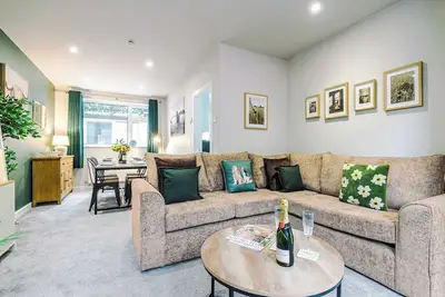 Image de Stunning Riverside Home in Chester with Parking!