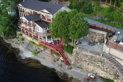 Image de Wollaston Castle on Coe Hill, 7 Bedrooms with 5. 5 bathrooms catering up to 18 guests