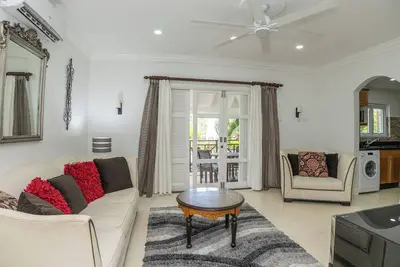 Image de Beachside Escape: Stylish 2 bedroom condo with pool and gym access!