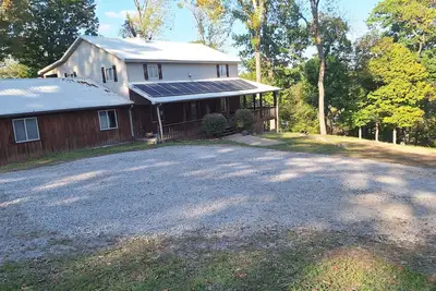 Image de 4 bedroom waterfront lodge with breathtaking views on Lake Barkley