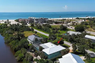 Image de The Lazy Ray Retreat: Private beach access, pet friendly, pool and sleeps 6 - 8.