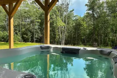 Image de Spacious Yard & Deck - Hot Tub - 120” Projector - 12mins-Waterville Valley