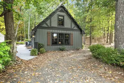 Image de Whispering Oaks - storybook 2 bedroom, 1 bath cottage in Pentwater