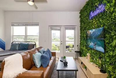 Image de Midtown Gem with Pool, Gym & Parking - Sleeps 4!