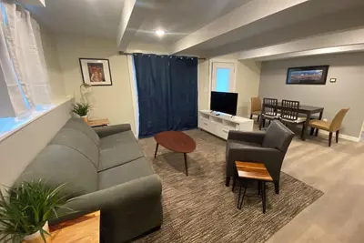 Image de Creekside getaway close in with trees, creek, and deer. Newly remodeled!