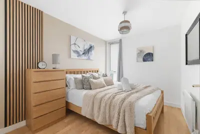 Image de Modern City Centre Flat • Balcony • Free Parking • Fast WiFi • Self-Check-In