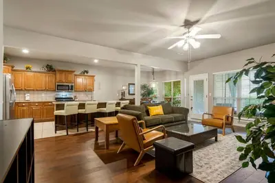 Image de La Fleur Jenks | 5br • Near Tulsa & Tanger Outlets