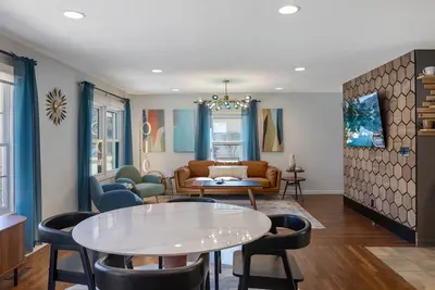 Image de Unwind in Waxhaw - 15 minute Stroll to Downtown!