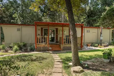 Image de Gg’s Peaceful Place! \nClean, newly remodeled modern farmhouse getaway in Athens.