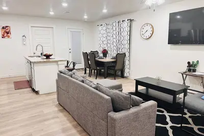 Image de New and Sweet comfy 3 Bedroom 2 baths 6 beds home in Odessa with Tv in each room