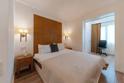 Image de 3-Bedroom Central Chic Apartment with Elevator, Balcony, and Modern Furnishings