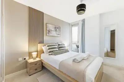 Image de Sleek Apartment • City Centre • Balcony • Free Parking • Fast WiFi • Self-Check-In