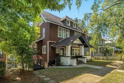 Image de Charming 2-bedroom home unit B in a historic building 5 mins from Uab