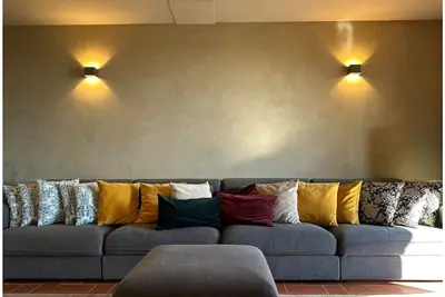 Image de An oasis of peace and warmth of home, amidst thoughtful design and views toward the hills.