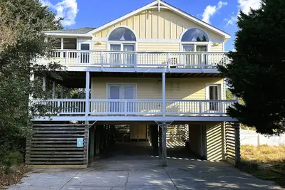 Image de D114-A beautiful 6 bedroom home is Duck with a private pool and hot tub.